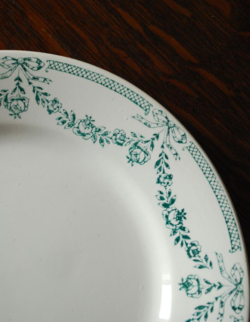 テーブルウェア(食器)　アンティーク雑貨　フランスから届いたHomage&Moulin des loups(ムーランデルー）、アンティークプレート（お皿）。リボンとお花がデザインされた、とっても可愛いプレートです。(d-1052-z-1)