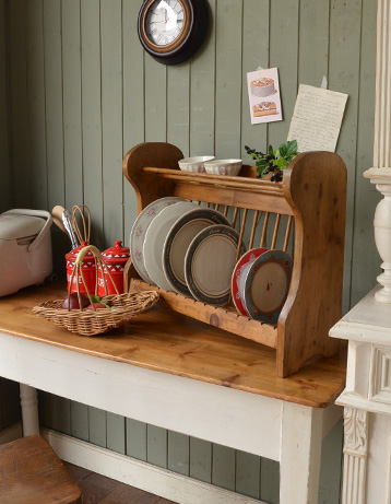 キッチンで使うアンティーク家具、木製のディッシュラック