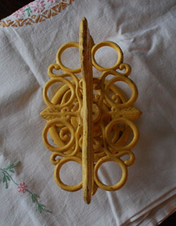 d-1082-z アンティークエッグスタンドの上から