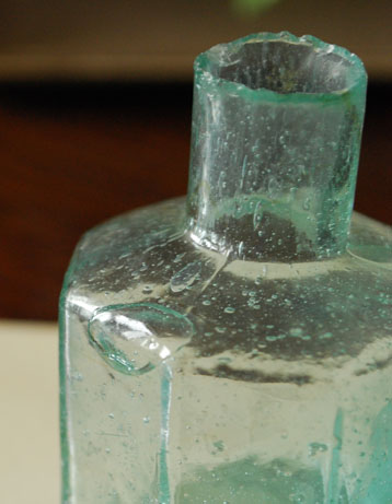 d-1099-z アンティークのインクボトル（アップ）