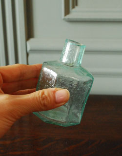 d-1099-z アンティークのインクボトル（手持ち）