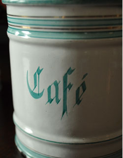 アンティーク 陶磁器の雑貨　アンティーク雑貨　ベビーブルーがアクセント、フランスで見つけたアンティーク キャニスターセット。(CAFE)コーヒー【サイズ】直径12×高さ17.5ｃm。(d-1156-z)