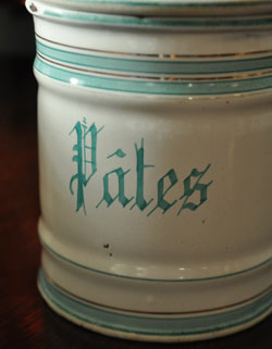 アンティーク 陶磁器の雑貨　アンティーク雑貨　ベビーブルーがアクセント、フランスで見つけたアンティーク キャニスターセット。(PATES)パスタ【サイズ】直径10×高さ15ｃm。(d-1156-z)