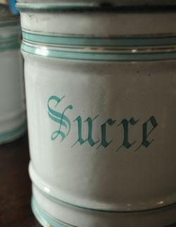 アンティーク 陶磁器の雑貨　アンティーク雑貨　ベビーブルーがアクセント、フランスで見つけたアンティーク キャニスターセット。(SUCRE)お砂糖【サイズ】直径13×高さ19ｃm。(d-1156-z)