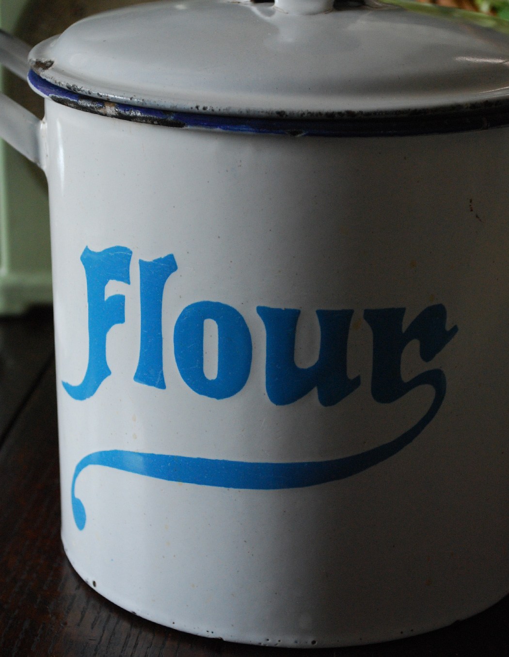 アンティーク ホーロー・アイアン製の雑貨　アンティーク雑貨　アンティークのキャニスター（Flour）フラワー缶。水色のロゴがアクセントになってお洒落なフラワー缶。(d-1168-z)