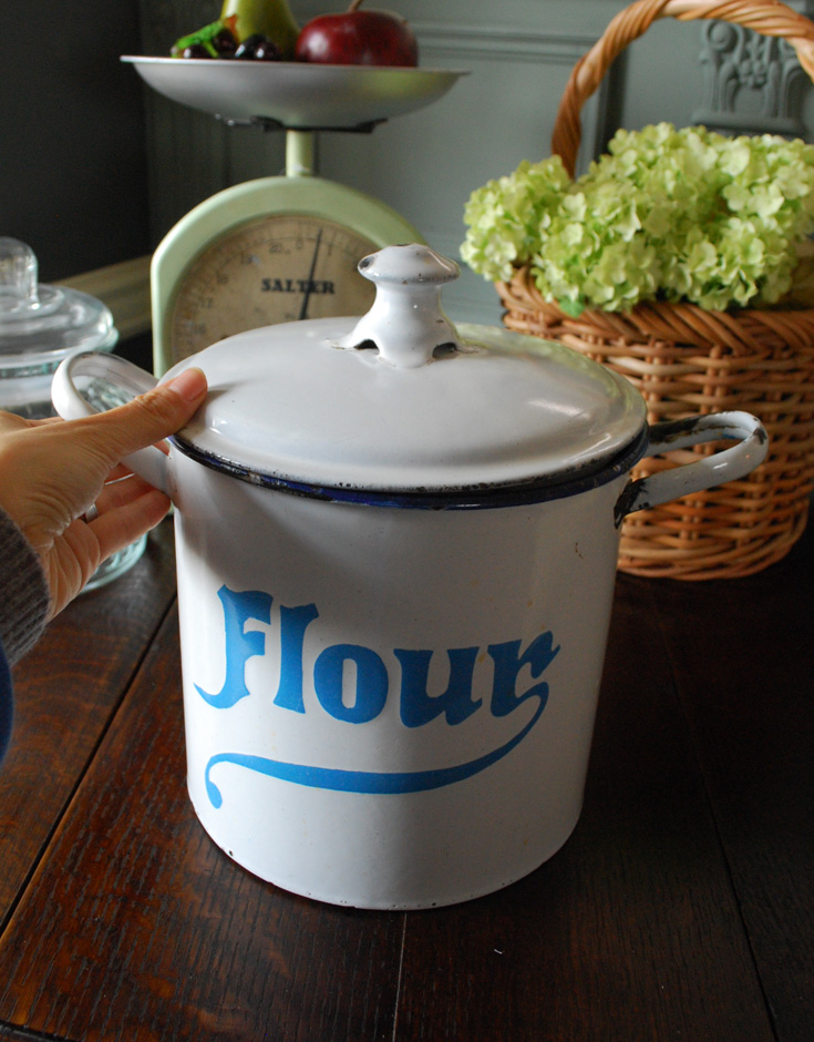 アンティーク ホーロー・アイアン製の雑貨　アンティーク雑貨　アンティークのキャニスター（Flour）フラワー缶。キッチンやパントリー、パウダールームや子供部屋で日用品を入れてお使い下さい。(d-1168-z)
