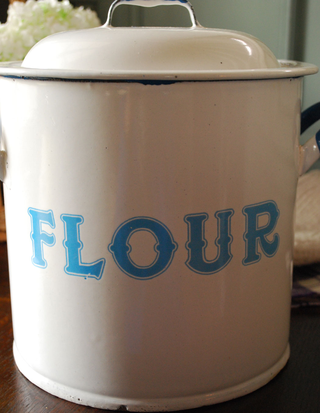 アンティーク ホーロー・アイアン製の雑貨　アンティーク雑貨　ブルーの持ち手がアクセント、アンティーク キャニスター（Flour）フラワー缶。水色のロゴがアクセントになってお洒落なフラワー缶。(d-1169-z)