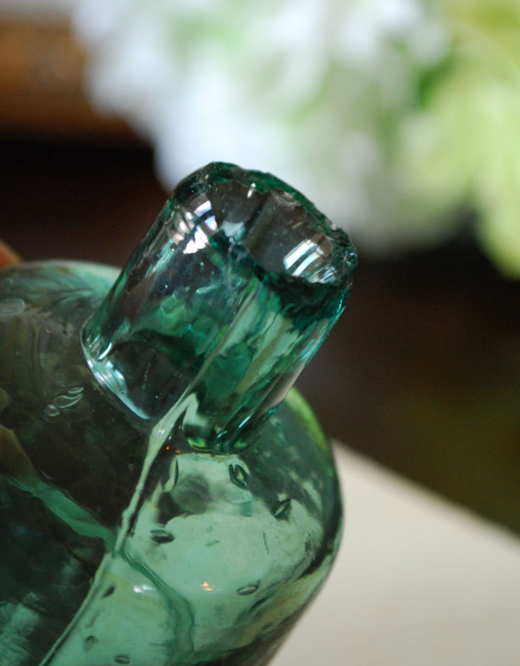 アンティークガラスボトル、気泡たっぷりのホーリーグリーンのインク 