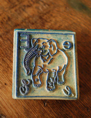 アンティーク その他の雑貨　アンティーク雑貨　1940年代のアンティーク スタンプ（ゾウ）。ニコッと笑ったゾウさんの絵がかわいいスタンプ！Elephant『E』の文字が入っています。(d-789-4-z)