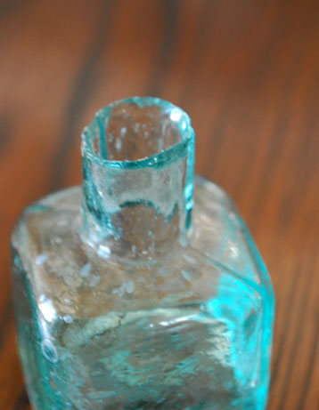 長年使われてきたインクボトルはとっても味わい深い一品です。気泡が入っていてより雰囲気があります。(d-995-4-z) d-995-4-z アンティークのインクボトル