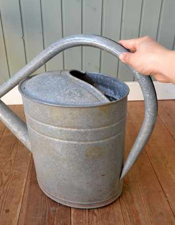 アンティーク 真鍮の雑貨　アンティーク雑貨　アンティークのウォータリング缶。丸くて大きな持ち手の形がオシャレです。(e-285-z-1)