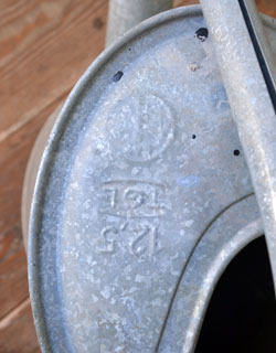 アンティーク 真鍮の雑貨　アンティーク雑貨　アンティークのウォータリング缶。文字が入っています。(e-285-z-1)