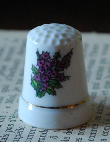アンティーク雑貨　フランスで見つけたアンティークシンブル(紫の花)。紫色のキレイなお花がデザインされています。(h-034-z)