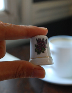 アンティーク雑貨　フランスで見つけたアンティークシンブル(紫の花)。いくつか集めてディスプレイしても素敵ですね。(h-034-z)
