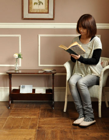 j-062-z アンティークマガジンラックのモデル入り