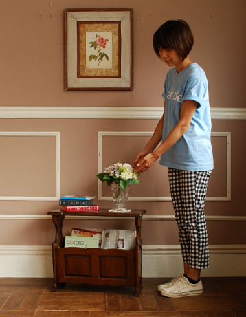 j-081-z アンティークマガジンラックのモデル入り