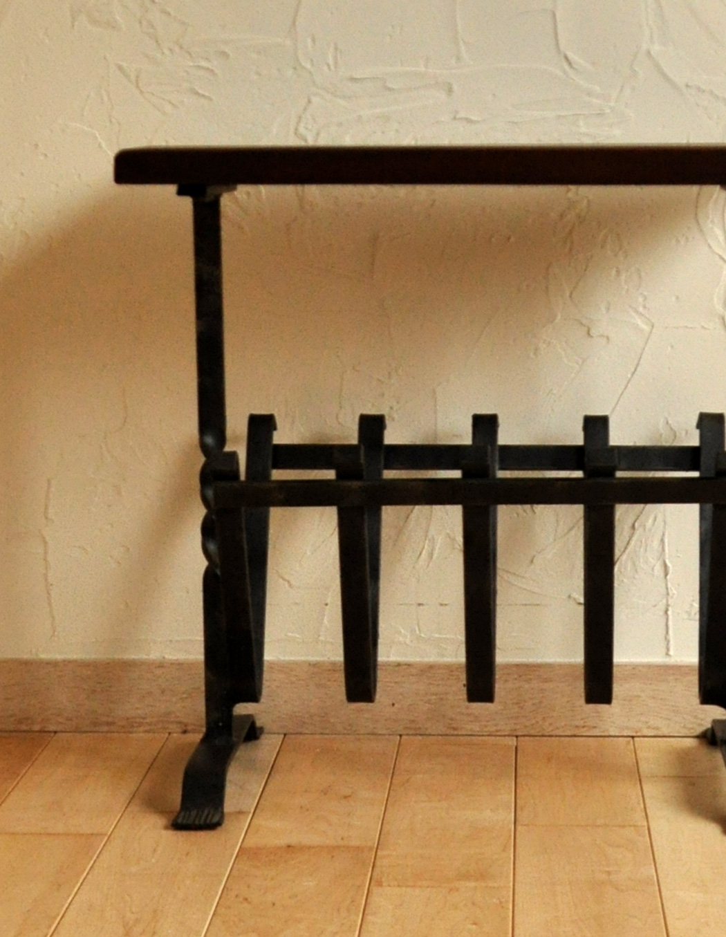 j-089-z アンティークマガジンラックのアップ