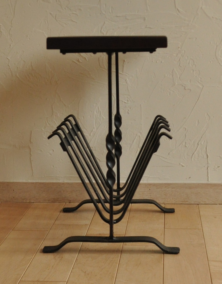 j-089-z アンティークマガジンラックの横