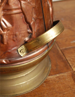 シルバーのテーブルウェア　アンティーク雑貨　真鍮と銅製のアンティーク　コールボックス　炭入れポット。２ヵ所にハンドルが付いています。(j-097-z)