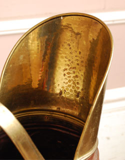 シルバーのテーブルウェア　アンティーク雑貨　真鍮と銅製のアンティーク　コールボックス　炭入れポット。ここは真鍮製です。(j-097-z)