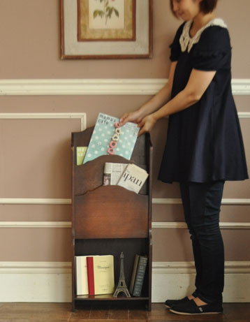 j-1024-f アンティークマガジンラックのモデル入り