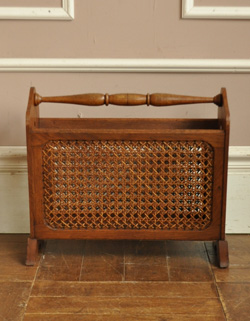 j-1034-f アンティークマガジンラックの正面