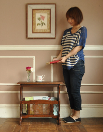 j-1050-f アンティークマガジンラックのモデル入り