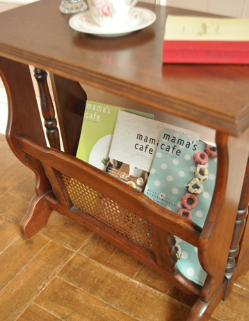 j-1050-f アンティークマガジンラックの上から