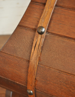 j-1141-f アンティークマガジンラックの金具アップ