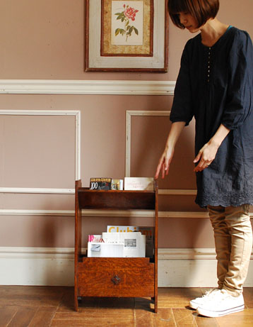 ベッドやソファの横など、どこにでもちょこんと置けるコンパクトサイズで便利です。(j-910-f) j-910-f アンティークマガジンラックのモデル入り