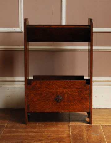 ラック部分が2段になっているのでたっぷり収納できます。メンテナンスしているので安心してお使いいただけます。(j-910-f) j-910-f アンティークマガジンラック正面