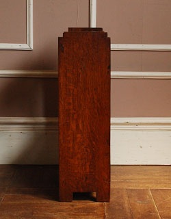 スッキリとしたデザインなので和洋問わず、使いやすいのが魅力です。(j-910-f) j-910-f アンティークマガジンラックの横から