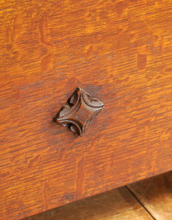 さりげない装飾も長い年月を経た味があります。(j-910-f) j-910-f アンティークマガジンラックの装飾