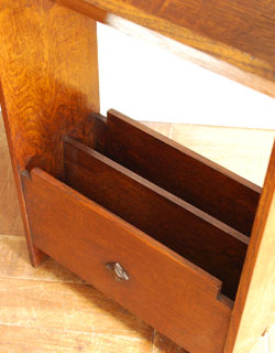 持ち運びも楽なので、使いたいところで使ってくださいね。このマガジンラックなら、新聞さえ特別な気分で収納できますね。(j-910-f) j-910-f アンティークマガジンラックのラック下部分