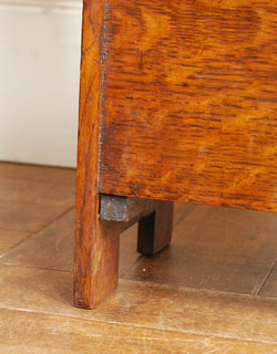 脚もしっかりと安定感があります。(j-910-f) j-910-f アンティークマガジンラックの脚