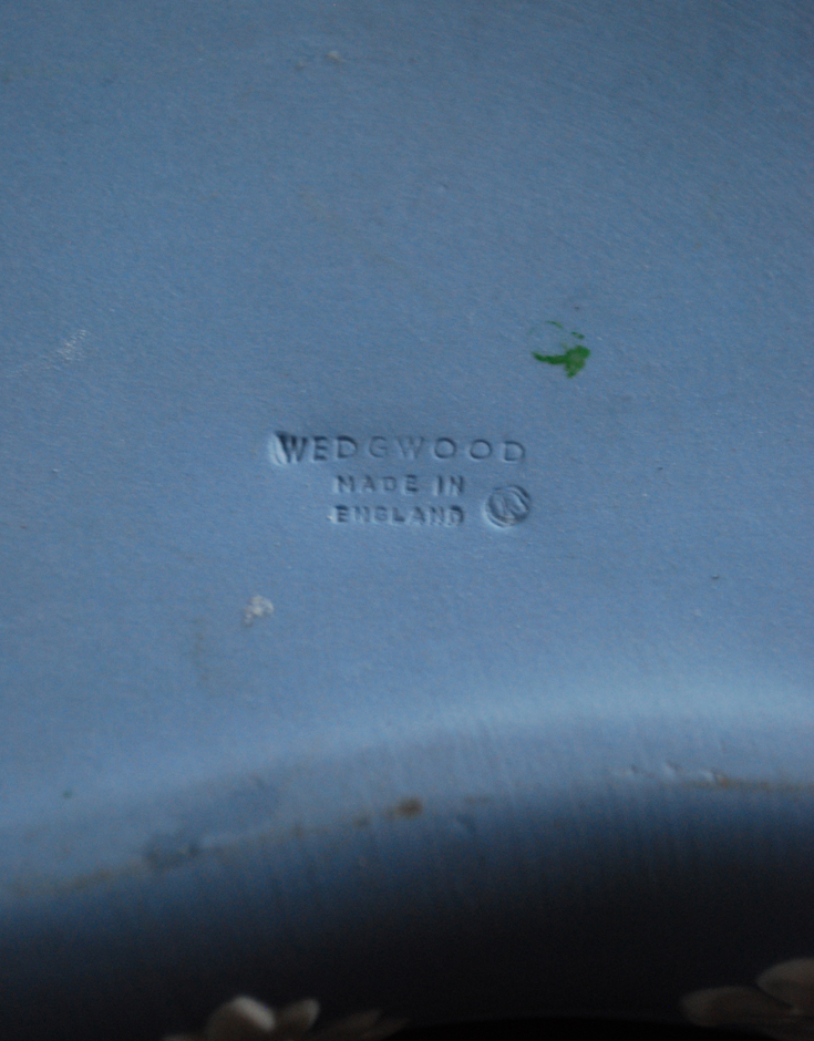 ジャスパーウェア　アンティーク雑貨　アンティークウェッジウッドのジャスパーウェア（ハートボックス）。裏面にはロゴが刻まれています。(k-1009-z)