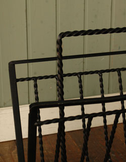 使える小さなアンティークはいかが？アンティークマガジンラック