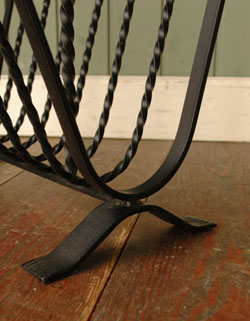 使える小さなアンティークはいかが？アンティークマガジンラック