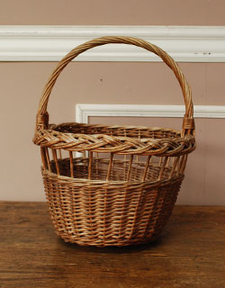 経年変化による多少のキズはありますが、使用上問題はありませんので、ご安心下さい。(k-609-z) k-609-z アンティークバスケット