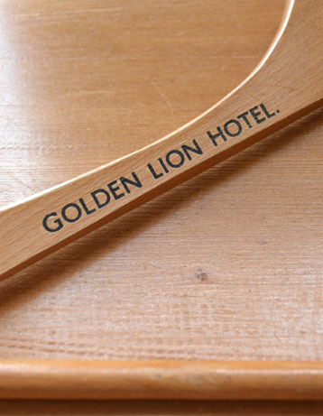 『GOLDEN LION HOTEL』の文字が描かれています。ホテルの客室やレストランで使われていたんでしょうね。(k-624-1-z) k-624-1-z アンティークのハンガー