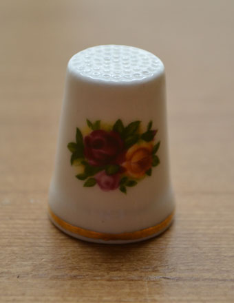 お花が描かれています。(k-627-5-z) k-627-5-z アンティークシンブル