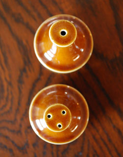 上から見るとこんな感じです。スプーンを入れて置けるように蓋にはカットがされています。(k-709-z) k-709-z アンティークのホーンジーウェア(ソルト&ペッパーボトル)