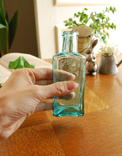長年使われてきたボトルはとっても味わい深い一品です。気泡も入っていて雰囲気たっぷり。(k-747-z) k-747-z アンティークのボトル