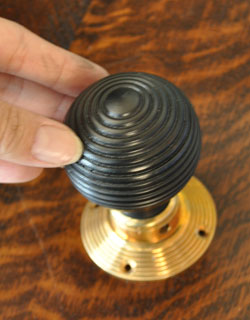 ドアノブ　住宅用パーツ　イギリスから輸入、ブラック色のカッコイイドアノブ（新品）。丸くて握りやすいドアノブです。(k-870-z)