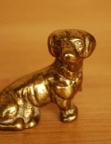 k-927-z アンティーク真鍮オブジェ(子犬)のアップ