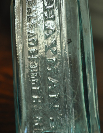 ナチュラルカントリースタイル　アンティーク雑貨　お洒落なアンティーク雑貨　ガラスのボトル。ミルクや薬品、調味料など様々な用途で使われてきたアンティークボトルたちです。(k-939-z)