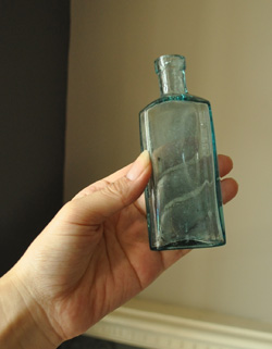 ナチュラルカントリースタイル　アンティーク雑貨　お洒落なアンティーク雑貨　ガラスのボトル。長年使われてきたボトルはとっても味わい深い一品です。(k-939-z)