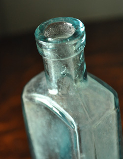 ナチュラルカントリースタイル　アンティーク雑貨　お洒落なアンティーク雑貨　ガラスのボトル。アンティークのため、多少の欠け・傷がある場合がありますが、使用上問題はありませんので、ご了承下さい。(k-939-z)