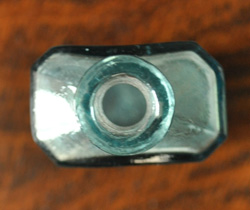 ナチュラルカントリースタイル　アンティーク雑貨　お洒落なアンティーク雑貨　ガラスのボトル。上から見るとこんな感じです。(k-939-z)