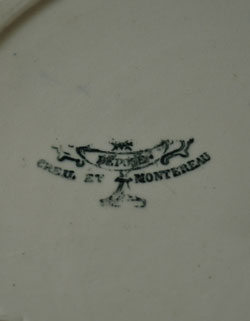 アンティーク 陶磁器の雑貨　アンティーク雑貨　クレイユ・エ・モントロー（Creil et Montereau）のアンティーク食器、ディッシュプレート（23cm）。バックスタンプです。(m-1044-z)